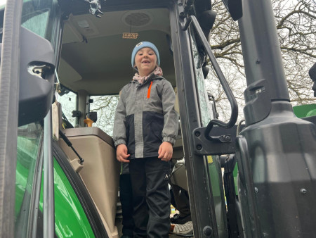 Na zahradu nám přijel traktor